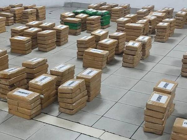 El tipo de droga y el peso total del cargamento no fue precisado por las autoridades, pero los paquetes suelen pesar un kilogramo y la sustancia más traficada por Panamá es la cocaína.