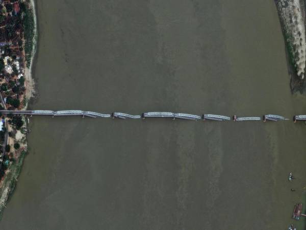 Una imagen satelital facilitada por Maxar Technologies muestra el derrumbe del puente Inwa en Mandalay, Myanmar. La estructura cayó por segmentos al río quedando completamente destruido.