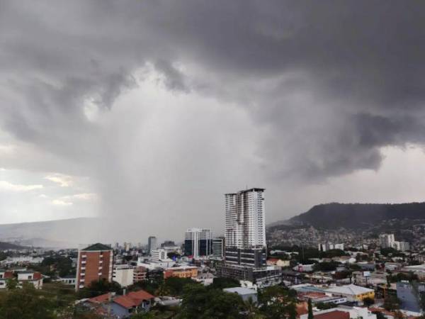 La tarde del viernes traerá chubascos dispersos y tormentas eléctricas en sectores del norte y centro.