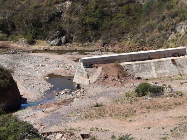 Según los planos del proyecto de San José, la represa debe alcanzar 1,200 metros sobre el nivel del mar antes de la temporada de lluvias para poder captar agua de manera efectiva.