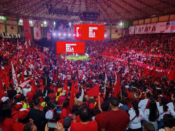 La candidata de Libertad y Refundación (Libre), Rixi Moncada hizo su cierre de campaña en la Coliseum Nacional de Ingenieros, en la capital.