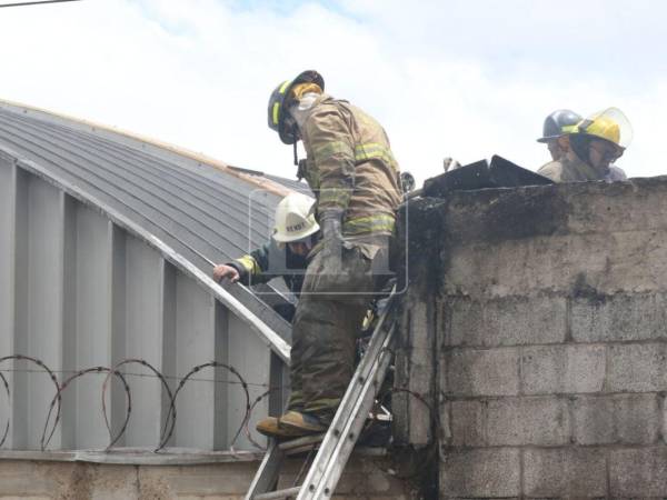 Las personas estaban siendo rescatadas por una zona complicada de la bodega.