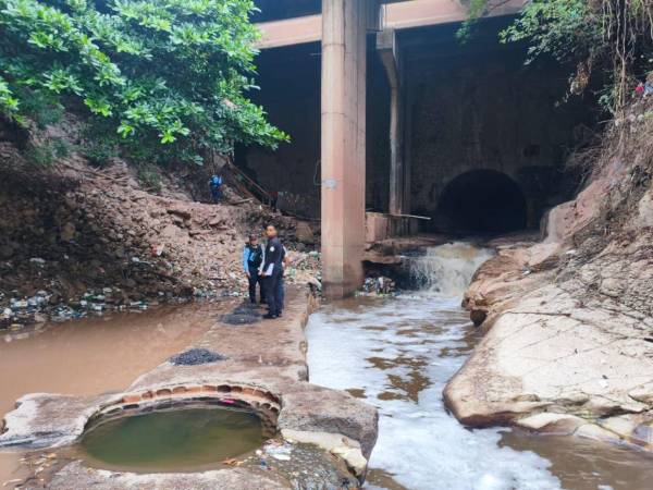 El cuerpo estaba en una de las bases del puente.
