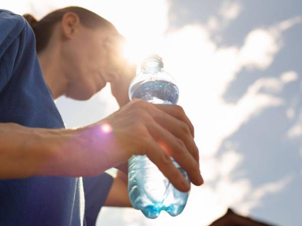Recomiendan a la población mantenerse hidratada para evitar problemas graves por las olas de calor.
