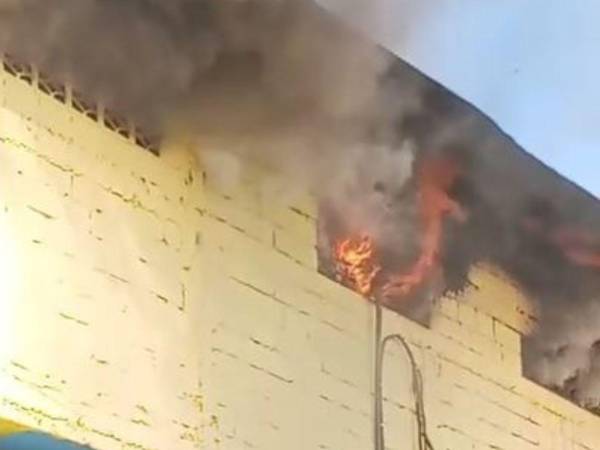 Incendio consume bodega en el Mercado Zonal Belén de Comayagüela; bomberos y Copeco trabajan para evitar que el fuego se propague a otros locales.