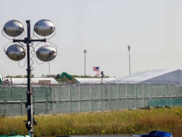 Más de 200 venezolanos repatriados desde Honduras arriban a Caracas bajo estrictas medidas de seguridad y salud implementadas por el gobierno.