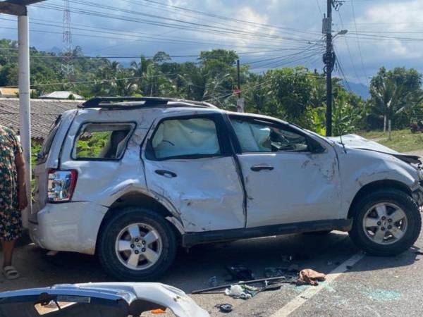 La tarde de ayer lunes -13 de octubre- se registró una colisión entre una camioneta y un mototaxi, en la que se transportaban al menos siete menores escolares en la aldea San Marcos, municipio de Omoa, Cortés. ¿Qué se sabe sobre la detención del conductor? Aquí el relato de lo ocurrido: