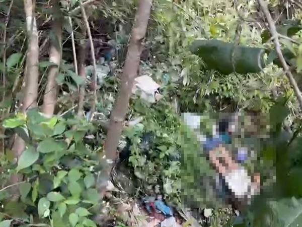 El cadáver estaba en medio de la basura en una zona montañosa.