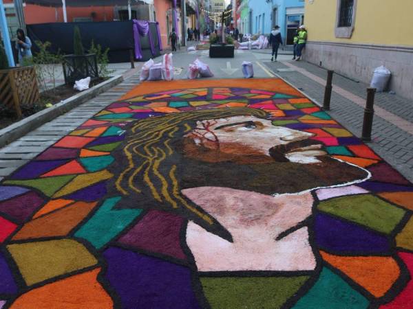 La Avenida Cervantes de la capital se convirtió en el epicentro del arte durante esta Semana Santa 2026 con las simbólicas y coloridas alfombras de aserrín.