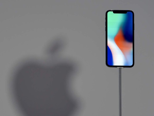 En este archivo, foto tomada el 12 de septiembre de 2017, se ve un iPhone X en exhibición durante un evento de medios en la nueva sede en Cupertino, California. Foto: Agencia AFP.