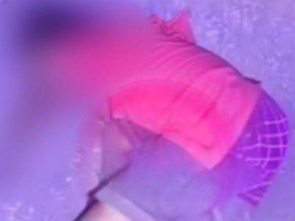 El cuerpo de la joven quedó tendido sobre el pavimento y fue encontrado por vecinos del sector, quienes alertaron de inmediato a las autoridades.