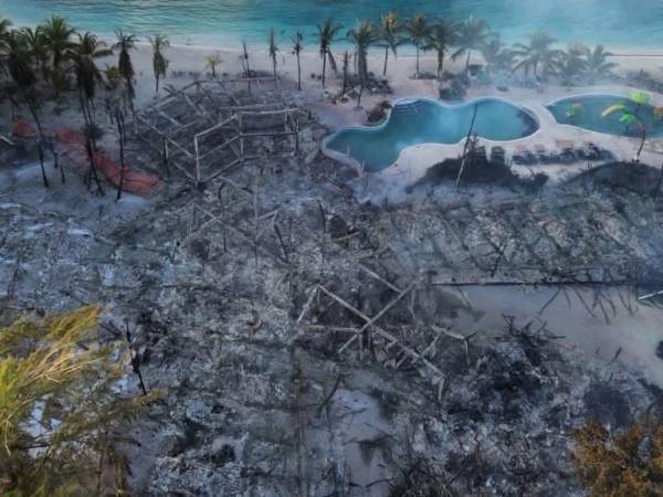 En medio de escombros, estructuras calcinadas y una estela de humo persistente, quedó el hotel Fantasy Island, ubicado en el sector de French Harbour, en la isla de Roatán, Islas de la Bahía, tras el voraz incendio que se registró la noche del lunes. Aquí las fotos: