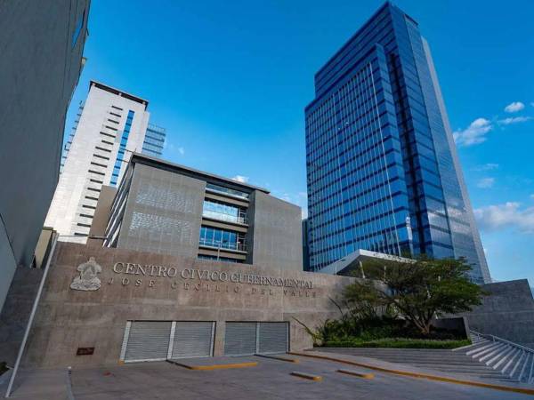 El flujo de personas en el Centro Cívico Gubernamental es reducido en comparación a años anteriores.