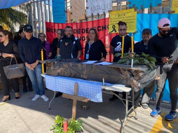 Empleados de la Sedh en protesta; se declaran indefensos y de luto por muerte de derechos laborales.