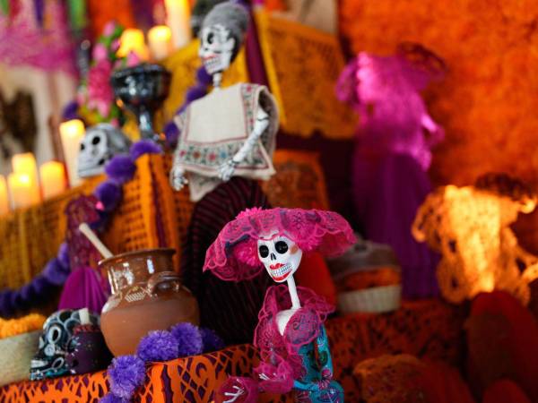 Ya se siente el aroma de la flor tradicional cempasúchil, calles llenas de color y la luz de las candelas titilando al anochecer. Los mexicanos han comenzado a levantar sus tradicionales altares para celebrar el Día de Muertos, una de las festividades más representativas del país.