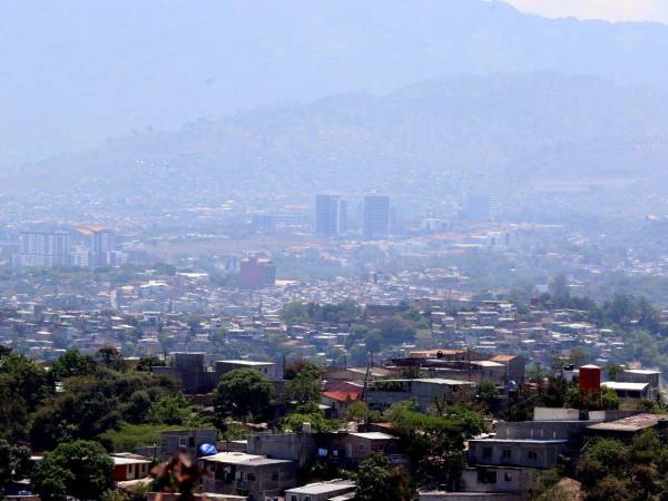 La capital hondureña registró una mejora en la calidad del aire al descender a nivel moderado, aunque autoridades mantienen vigilancia por presencia de partículas finas.