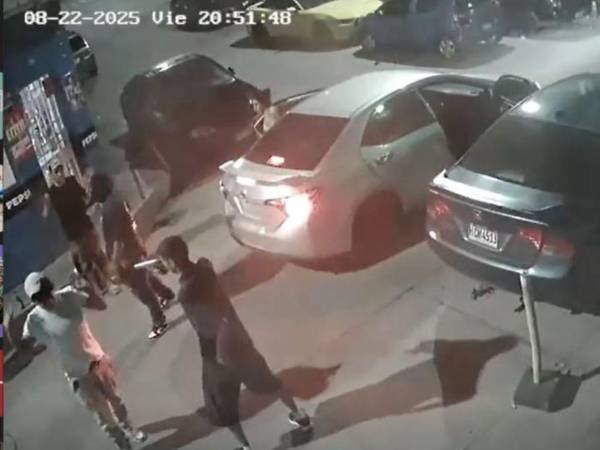 Momento en que asaltan a un grupo de jóvenes en el barrio Morazán de la capital.