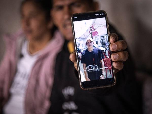 Elías Gregorio Bodero tenía 35 años. Era guayaquileño. Su padre sostiene una fotografía suya el día en que el que salió de un centro de rehabilitación para superar la adicción a las sustancias.
