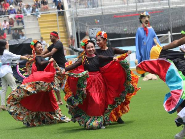 El Estadio Nacional se vistió de fiesta para celebrar el 204 aniversario de la independencia de Honduras y albergó un show cultural que incluyó danzas garífunas, folclore, representaciones mayas y mojigangas.