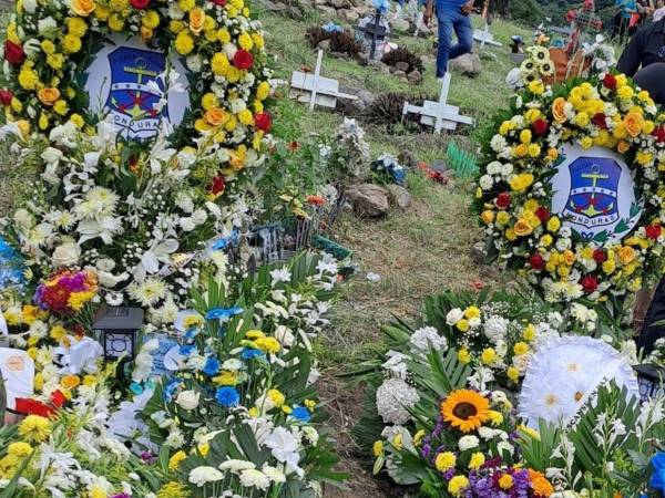 Familiares, amigos y compañeros de clase se despidieron de Dylan Andrés Carías Fúnez y de Josué Isaí Herrera Fúnez, dos menores que murieron tras ser arrastrados por la corriente de una quebrada en la colonia Cantarero López, Comayagüela. Así fue su velatorio y sepelio: