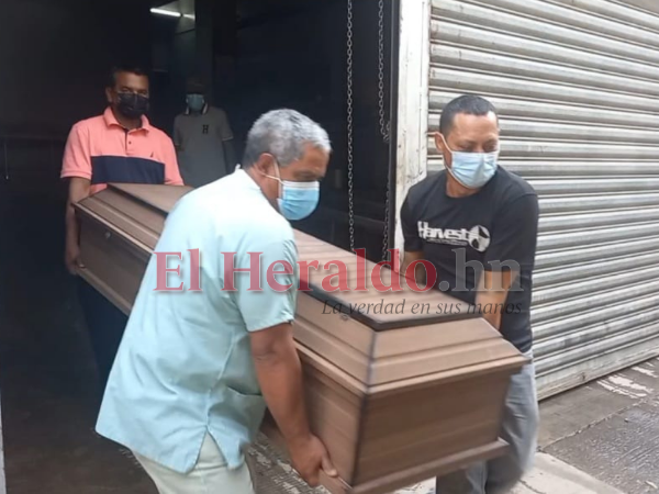 Momento en que los parientes de Henry retiraban sus restos de la morgue capitalina.