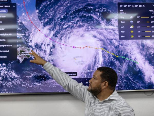 El huracán Erin, ahora categoría 3, genera fuertes lluvias y olas peligrosas en Puerto Rico, las Islas Vírgenes y zonas cercanas del Caribe.
