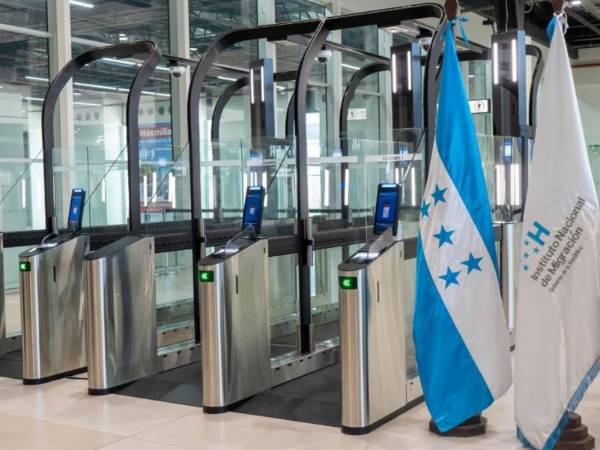 Los modernos dispositivos permitirán a los hondureños mayores de 21 años realizar su control migratorio de manera más ágil.