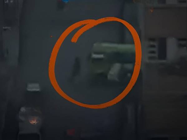 Las cámaras captaron el momento en que el asesino aparece frente al bus para dirigirse al conductor y asesinarlo.