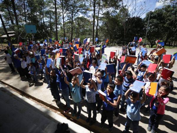 Con mucha alegría, los menores educandos levantaron sus brazos con los cuadernos en sus manos, en señal de agradecimiento.