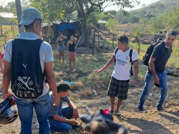 El motociclista quedó tendido al lado de la carretera, vecinos intentaron auxiliarlo pero ya no presentaba signos vitales.