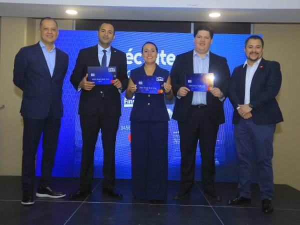 Ejecutivos de Finsol, Mastercard y Processusnet, presentan la tarjeta de débito, destacando su papel en la inclusión financiera y el acceso a la economía digital.