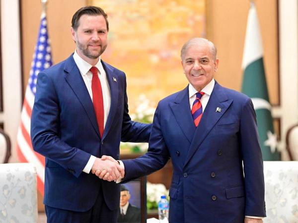 El vicepresidente JD Vance (izq.) estrecha la mano del primer ministro pakistaní Shehbaz Sharif (der.) durante una reunión en Islamabad, Pakistán, el 11 de abril de 2026.
