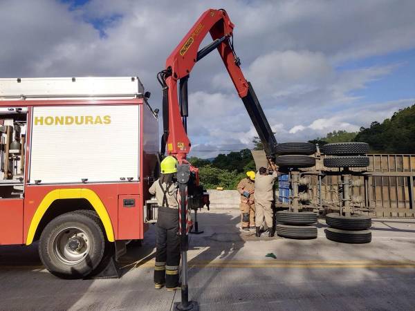 Un trágico accidente en Jacaleapa, El Paraíso, segó la vida a un albañil de 58 años al ser aplastado por un contenedor de rastra.