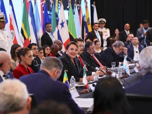 Frente a la captura de Nicolás Maduro y su esposa que enfrentan cargos por narcotráfico, la CELAC se reunió de emergencia, pero los líderes latinoamericanos terminaron divididos.