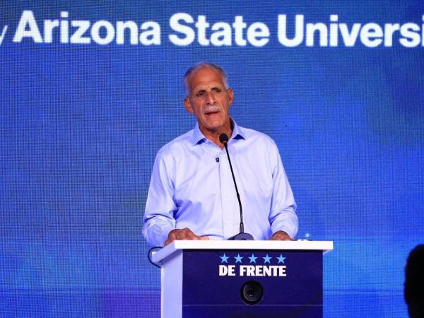 Nasry Asfura, candidato del partido nacional en el conversatorio De Frente de la USAP.