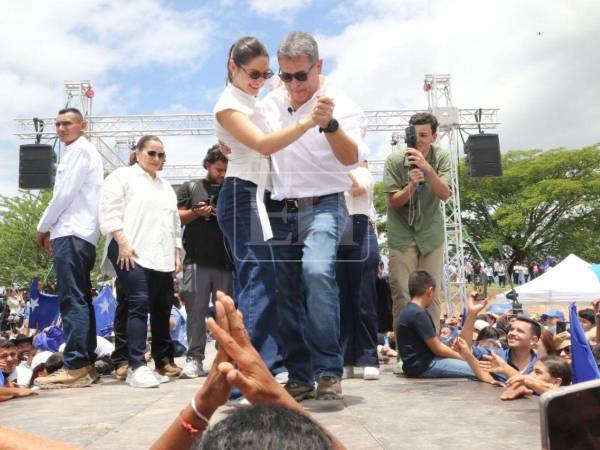 Juan Orlando Hernández volvió a bailar al ritmo de Juan Fogón, una de las canciones más representativas de sus campañas políticas, durante el acto realizado en la Finca Rocío tras su regreso a Honduras, donde estuvo acompañado por su familia y cientos de simpatizantes nacionalistas.