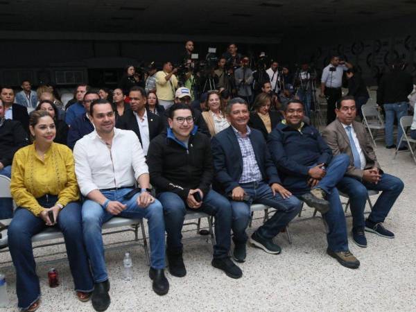 Dispuestos a iniciar con las sesiones extraordinarias, los parlamentarios de oposición se trasladaron hasta la Iglesia Vida Abundante, ubicada en la colonia Las Colinas, donde realizaron la reunión.