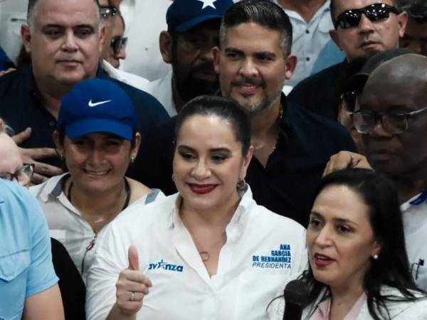 La exprimera dama y ahora precandidata presidencial, Ana García de Hernández presentó este jueves toda las planillas que la acompañrán en su fórmula presidencial en el Partido Nacional, a su llegada al Consejo Nacional Electoral (CNE) prometió rescatar a Honduras.