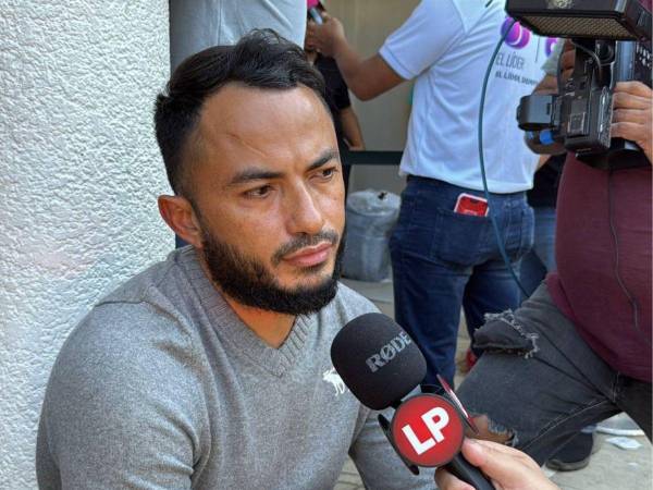 Lara relató su experiencia al ser deportado, recordando que no se le permitió en ningún momento levantarse y que durante la mitad del vuelo permaneció encachado de pies a manos.