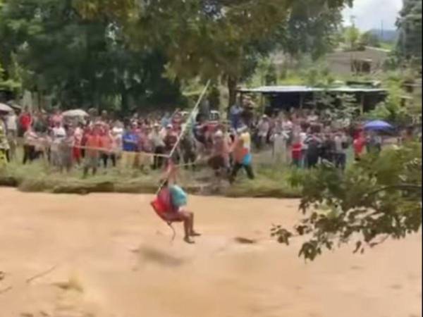 Las autoridades improvisaron un canopy, atando una cuerda y una silla para que las personas más vulnerables pudieran cruzar al otro extremo