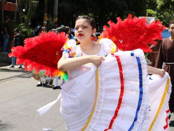 El orgullo patrio se llevó en el corazón, pero también en el amor y el empeño con el que cada alumno de los diferentes centros educativos se esforzó para lucir impecable.