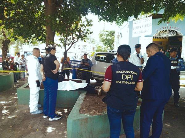 Las autoridades reconocieron el cuerpo de José Rolando Rovelo y luego lo trasladaron a la morgue del Ministerio Público.