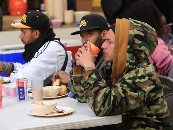 Migrantes comen en un albergue este jueves, en Ciudad Juárez a tan solo tres días de que Donald Trump tome posesión.