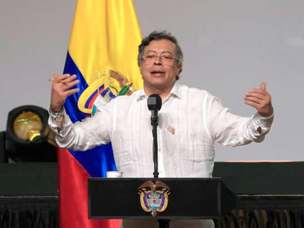 Autoridades de Nueva York investigan si el mandatario colombiano sostuvo reuniones con narcotraficantes o recibió donaciones durante su campaña presidencial..