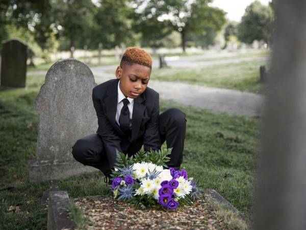 La presión social para participar en actividades relacionadas con la festividad pueden causar ansiedad y estrés en el niño en duelo, por eso debe estar pendiente.