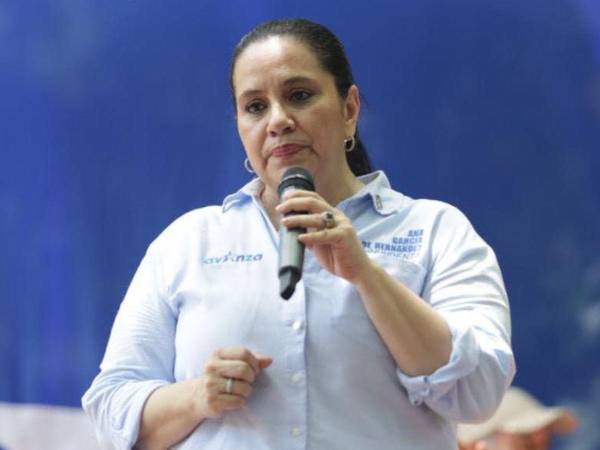 Fotografía de la exprimera dama, Ana García de Hernández durante gira política en Honduras.
