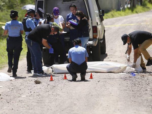 El cadáver del hombre quedó tirado en medio de una calle de tierra.