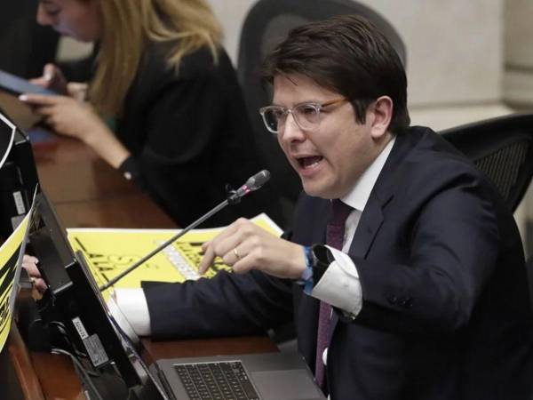 Tras múltiples cirugías y semanas de lucha por su vida, el senador y precandidato presidencial colombiano Miguel Uribe Turbay murió este lunes.