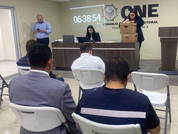 El Consejo Nacional Electoral (CNE) corre contra el tiempo para asegurar el traslado del material electoral.