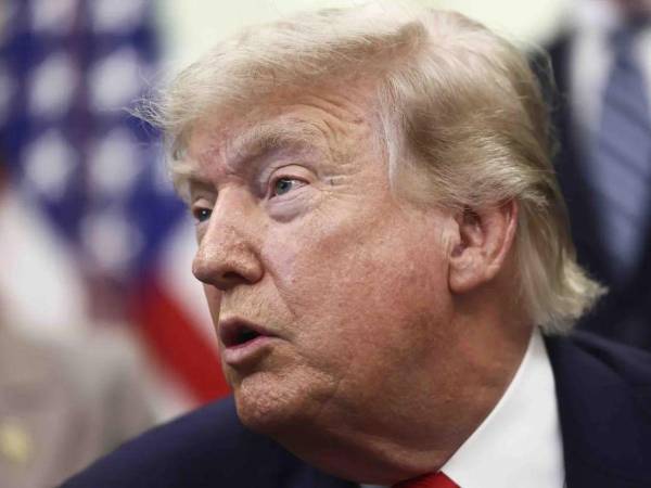 Donald Trump anunció un acuerdo con Irán para reabrir el estrecho de Ormuz y levantar restricciones marítimas, según publicó en Truth Social.
